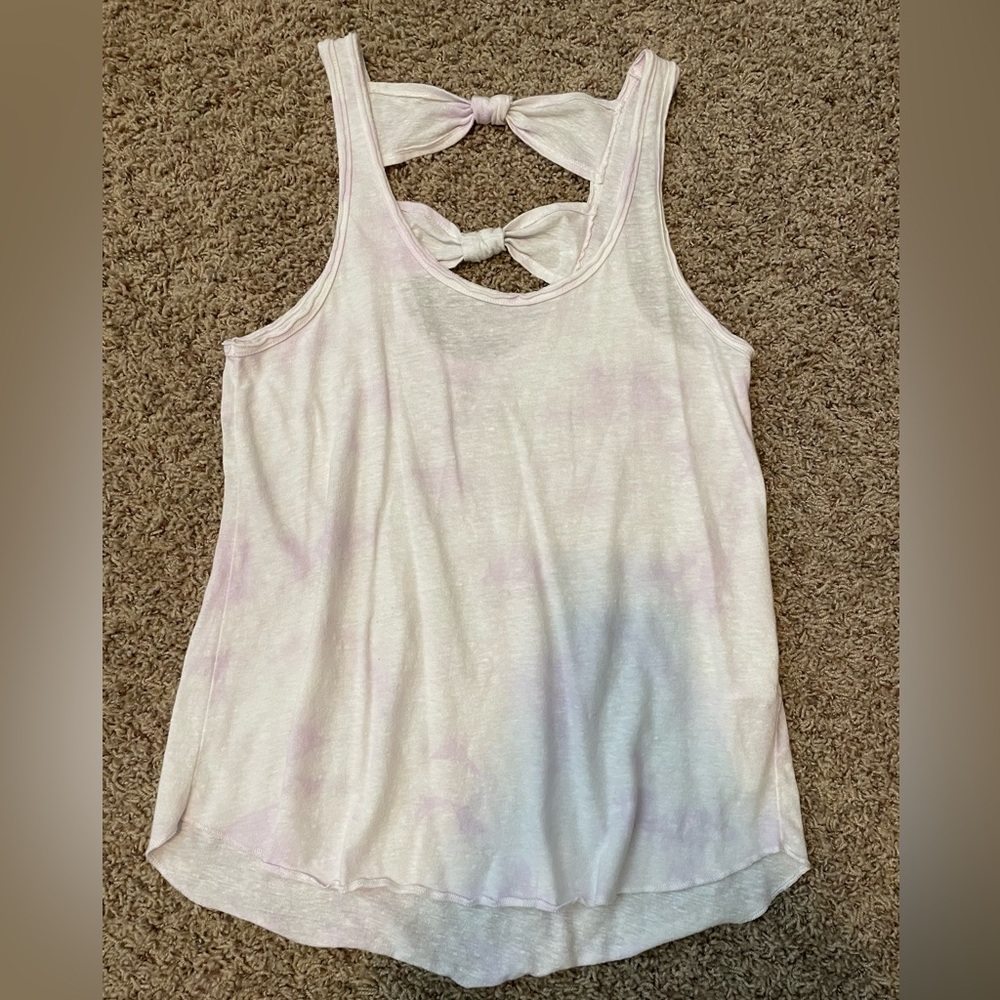Tank top with bows.